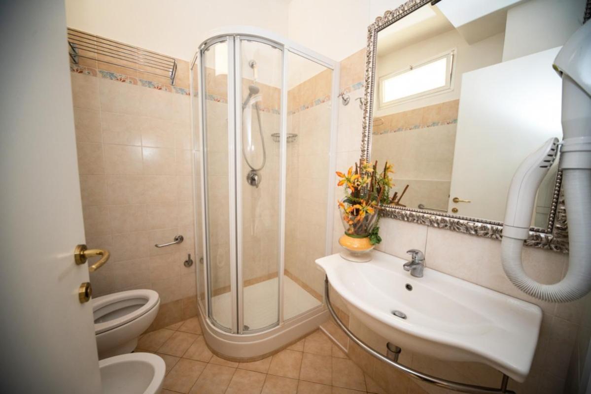 Hotel Cristina Riccione Esterno foto
