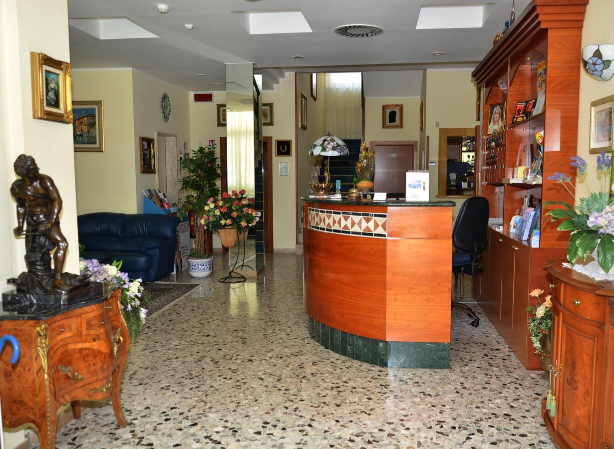 Hotel Cristina Riccione Esterno foto