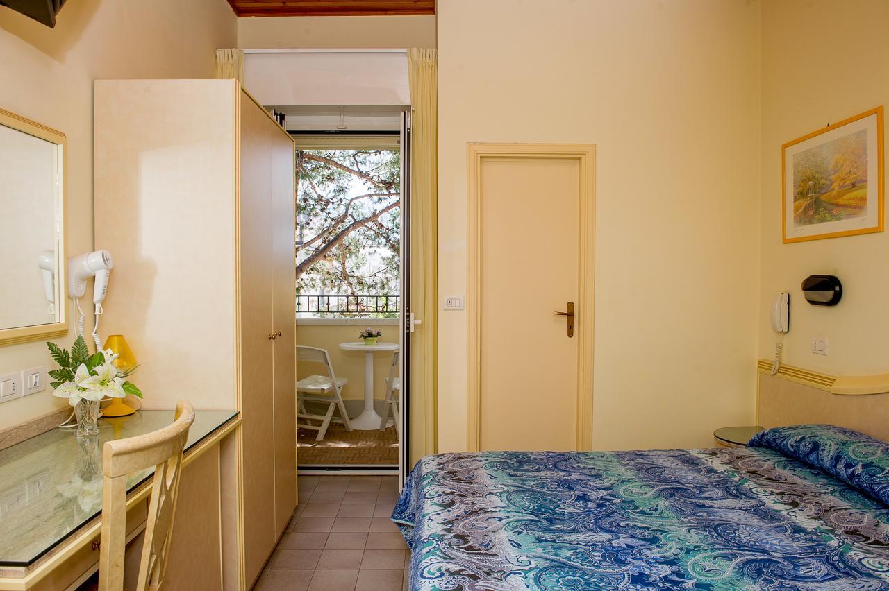 Hotel Cristina Riccione Esterno foto